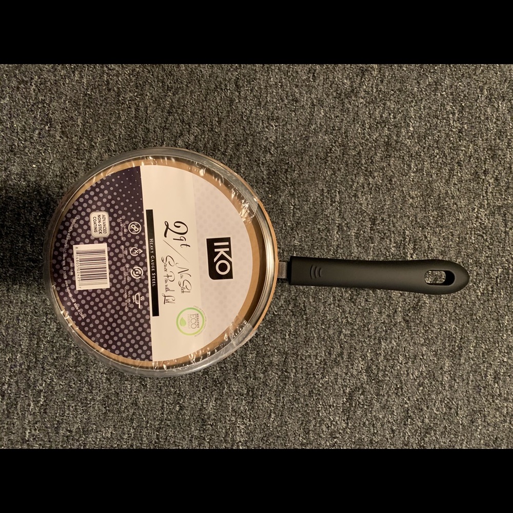 NIP. 2 1/2 quart non stick sauce pan w/lid